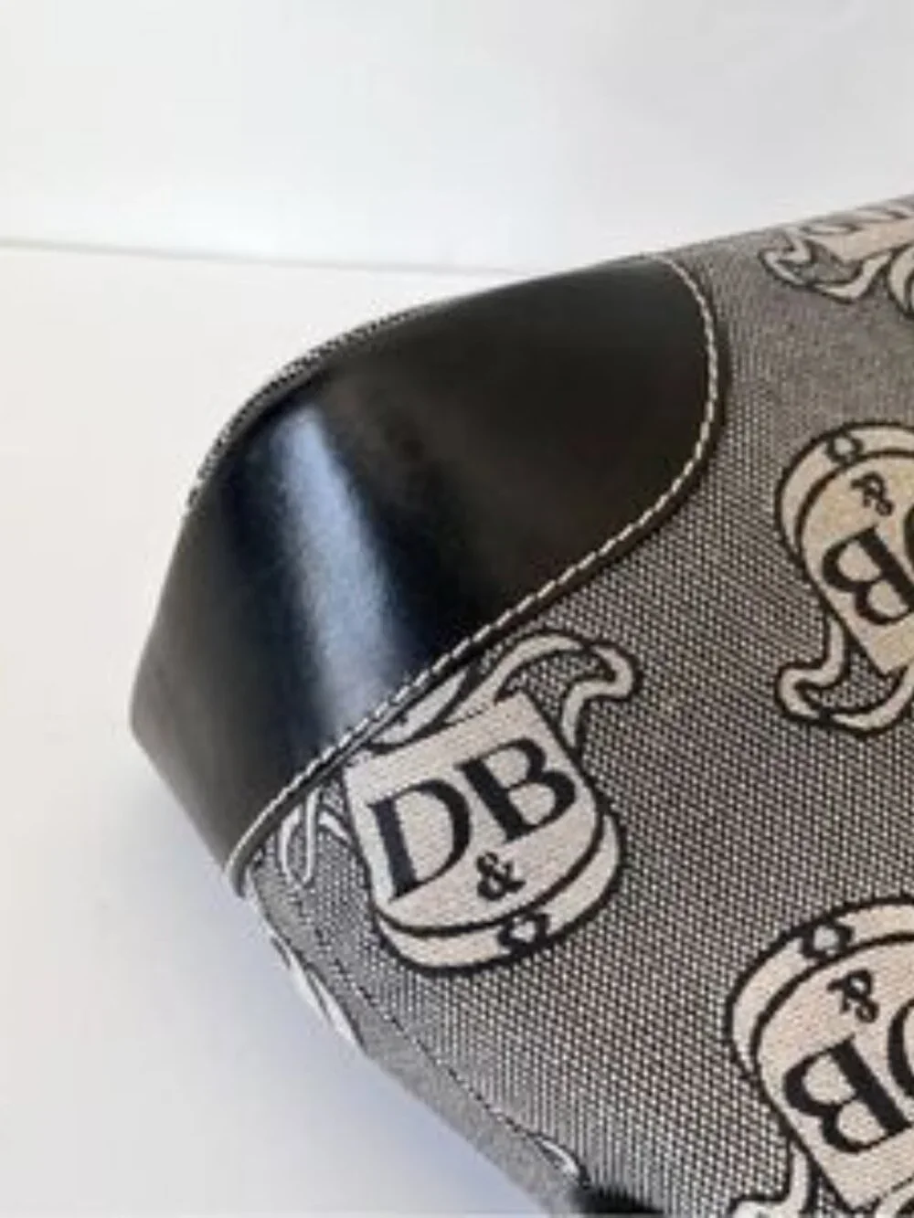 Dooney & Bourke Signature Donegal Crest LogoBlack Domed Satchel Purse Hand Bag